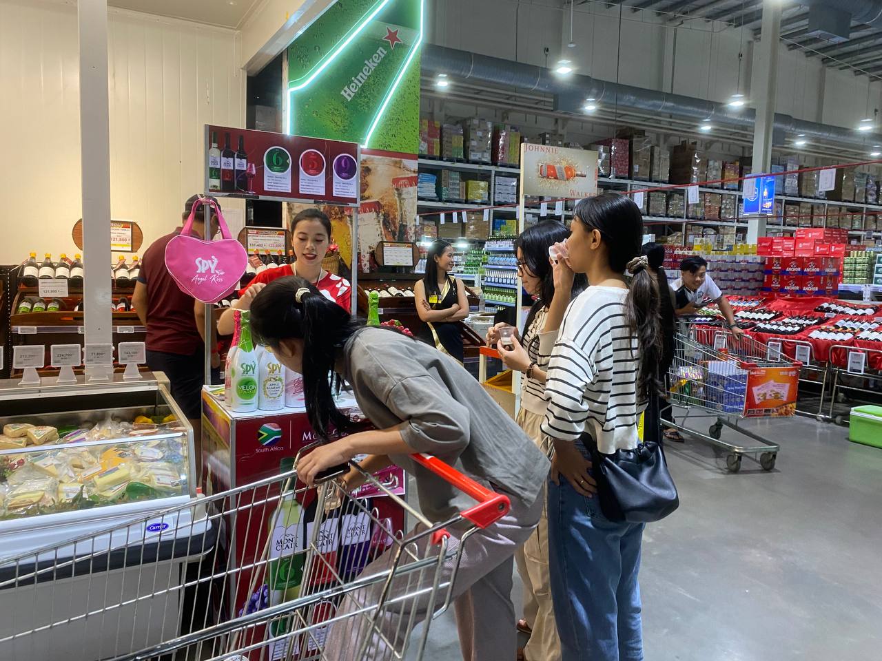 SPY Sparkle Fruit Revolutionizing FMCG Distribution with Da Houg Heng at Makro Cambodia - Image 60